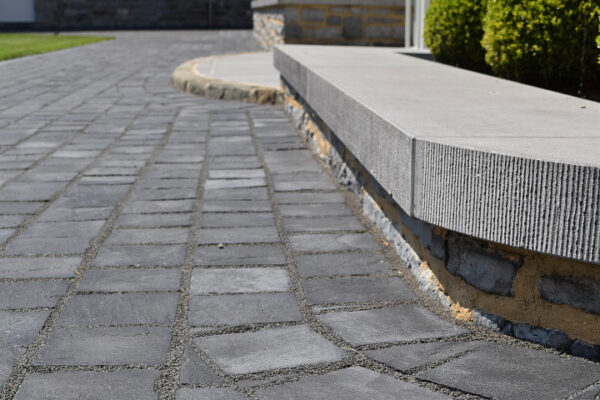8343002_PLAZZA_Basalt_15x15_Anwendung_1-Web_1920x1080_px