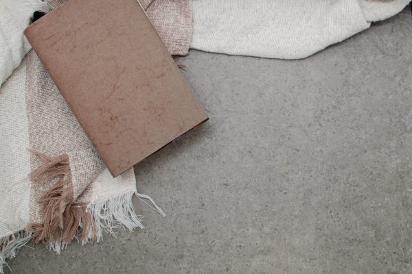 crema-luna_urban_camera-da-letto_libro_mocha-mousse-scaled